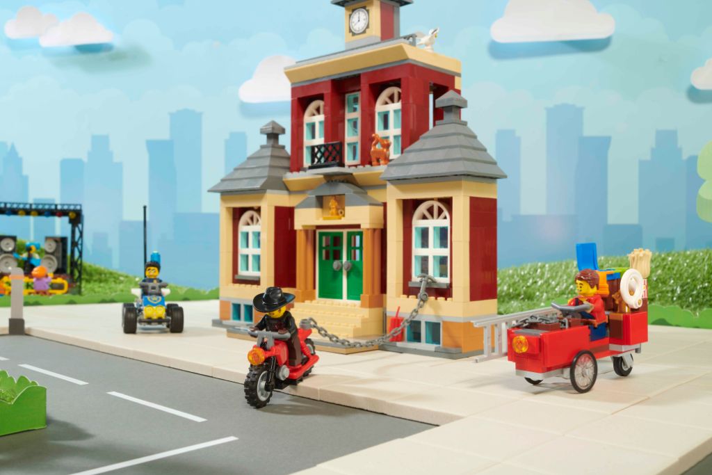LEGO City 60271 Main Square 12