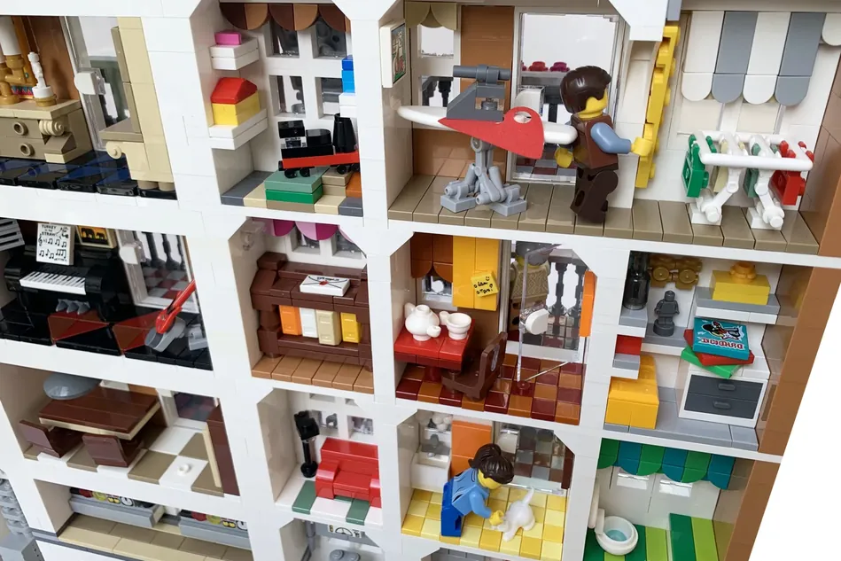 LEGO Ideas Fantozzi Takes The Bus On The Fly 5