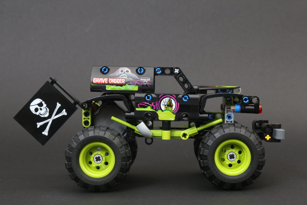 LEGO Technic 42118 Monster Jam Grave Digger review 2