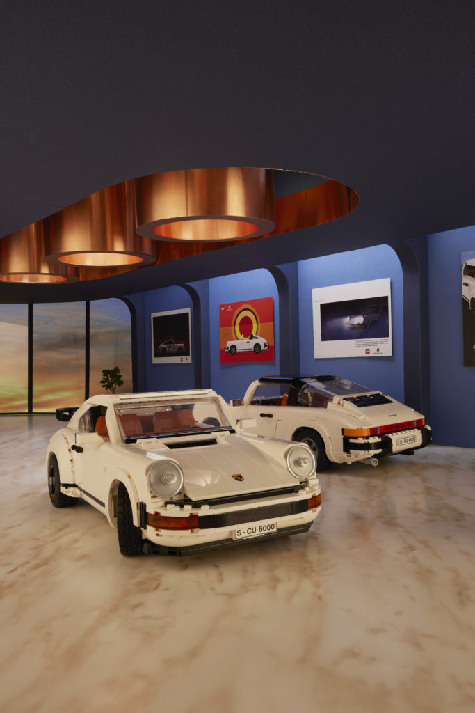 LEGO 10295 Porsche 911 showroom 5