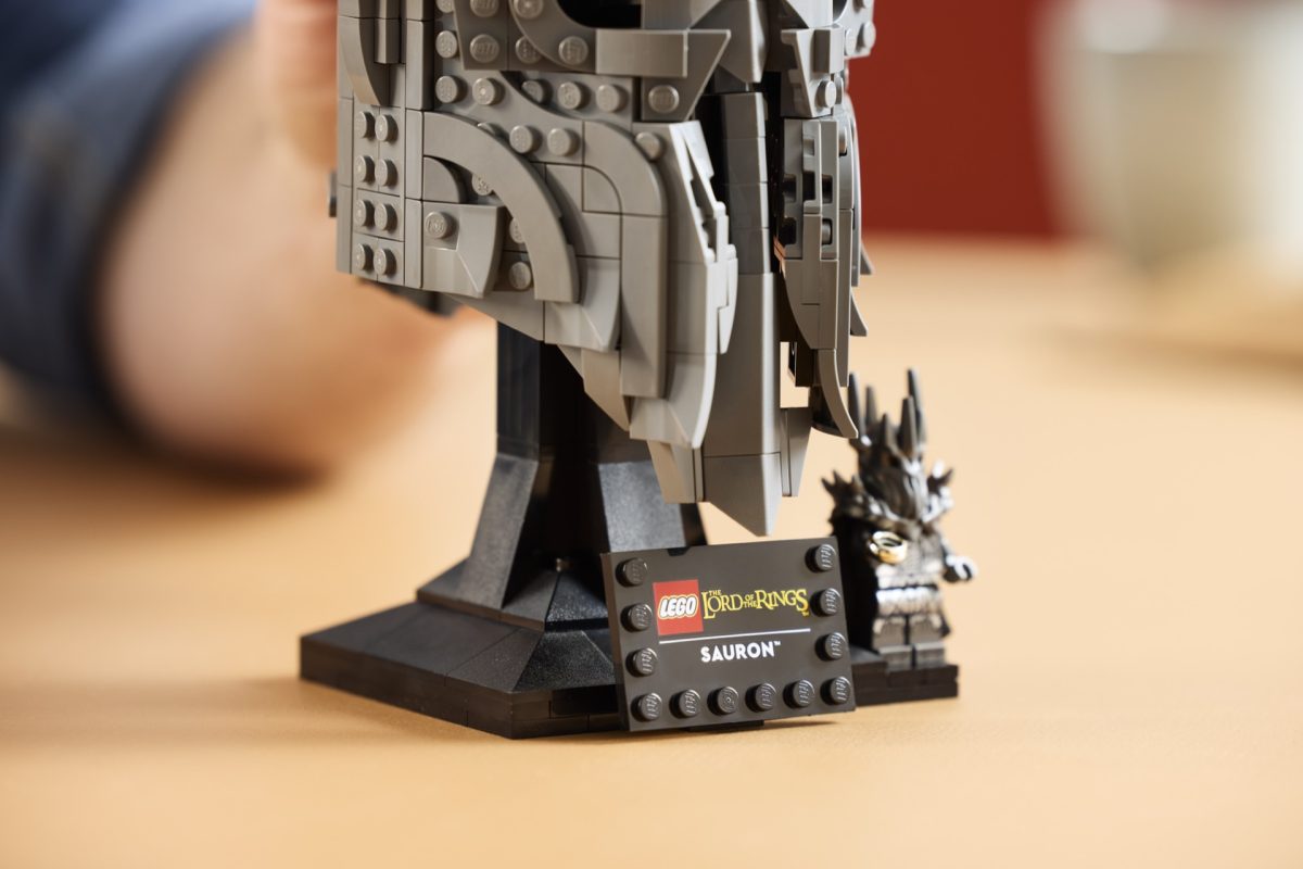LEGO Icons 11373 The Lord of the Rings Saurons Helmet 9 1200x800